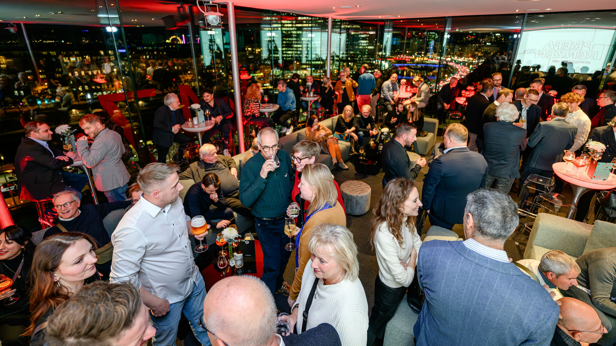 Zaplněný sál na prezentaci PREFARENZEN 2026 v k47.wien: Architekti, projektanti, dodavatelé a nadšenci do designu se u skleničky živě bavili, užívali si výhledy na Vídeň a inspirativní atmosféru. Panoramatická okna odrážela světla města a stylově prezentovala vysoce kvalitní akci. PREFA se svými odolnými hliníkovými řešeními vytváří platformu pro inovace a dialog. Akce působivě ukazuje, jak se architektura setkává s budoucností – s výkonnými produkty, kreativními nápady a skutečnými vazbami v rámci oboru.