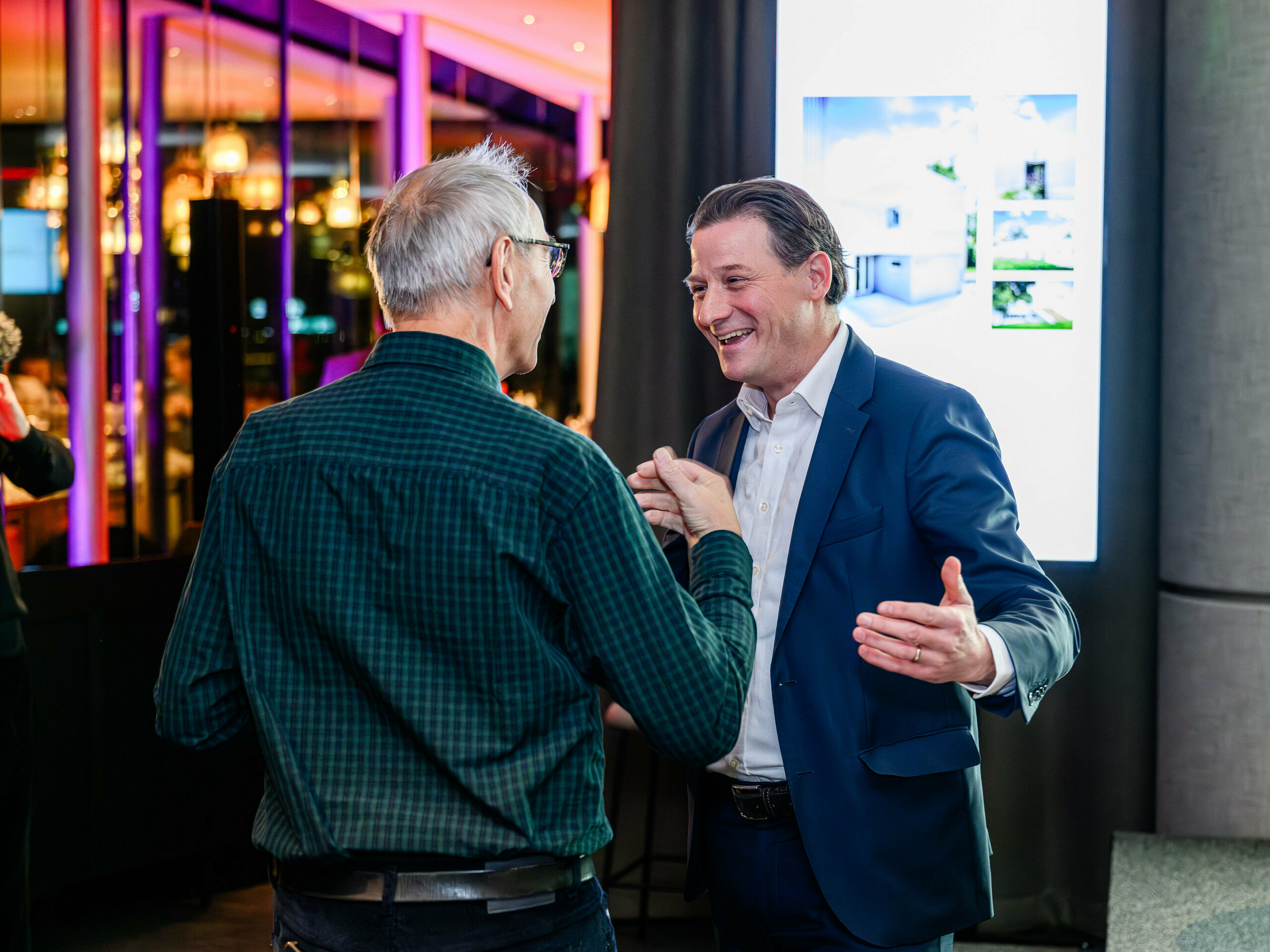 Vřelý rozhovor na prezentaci PREFARENZEN 2026 v k47.wien: Leopold Pasquali, generální ředitel společnosti PREFA, a Wolfgang Croce, který fotografoval architektonické projekty PREFARENZEN, hovořili s opravdovým nadšením a vzájemným respektem. V pozadí se na obrazovce promítala moderní architektura PREFA – výrazné hliníkové designy. Tato scéna symbolizovala propojení architektů, projektantů a dodavatelů. PREFA sdružuje lidi, kteří přehodnocují architekturu – s inovativními produkty z vysoce kvalitního plechu. Byl to večer plný výměny názorů, inspirace a vizí do budoucna.