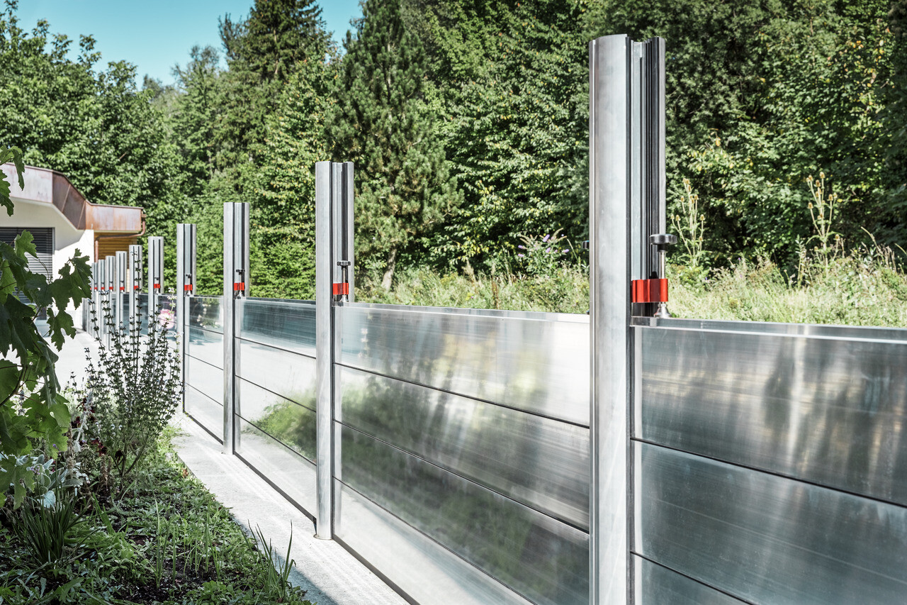 Detail mobilní protipovodňové stěny od společnosti PREFA, která chrání nemovitost před povodněmi.