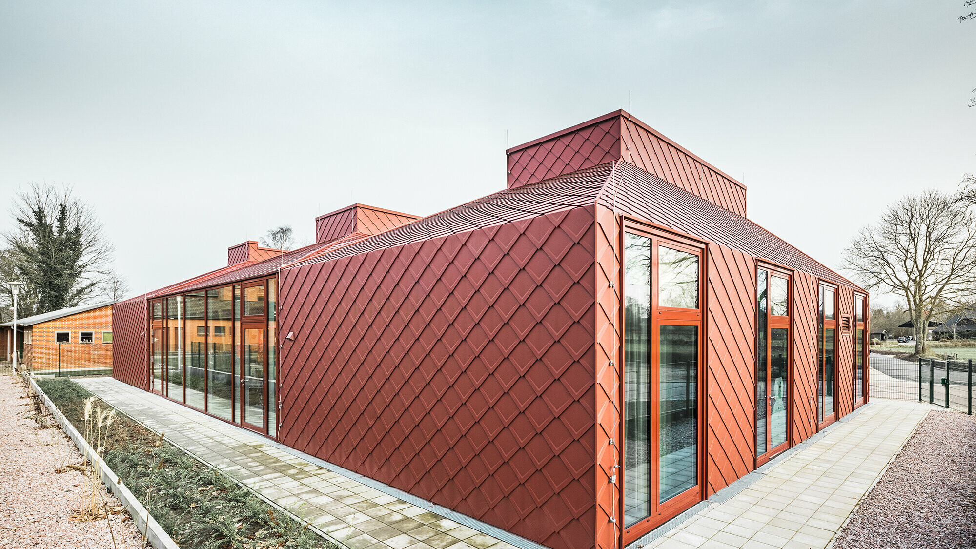 Boční pohled na budovu mateřské školy s hliníkovým pláštěm od PREFA