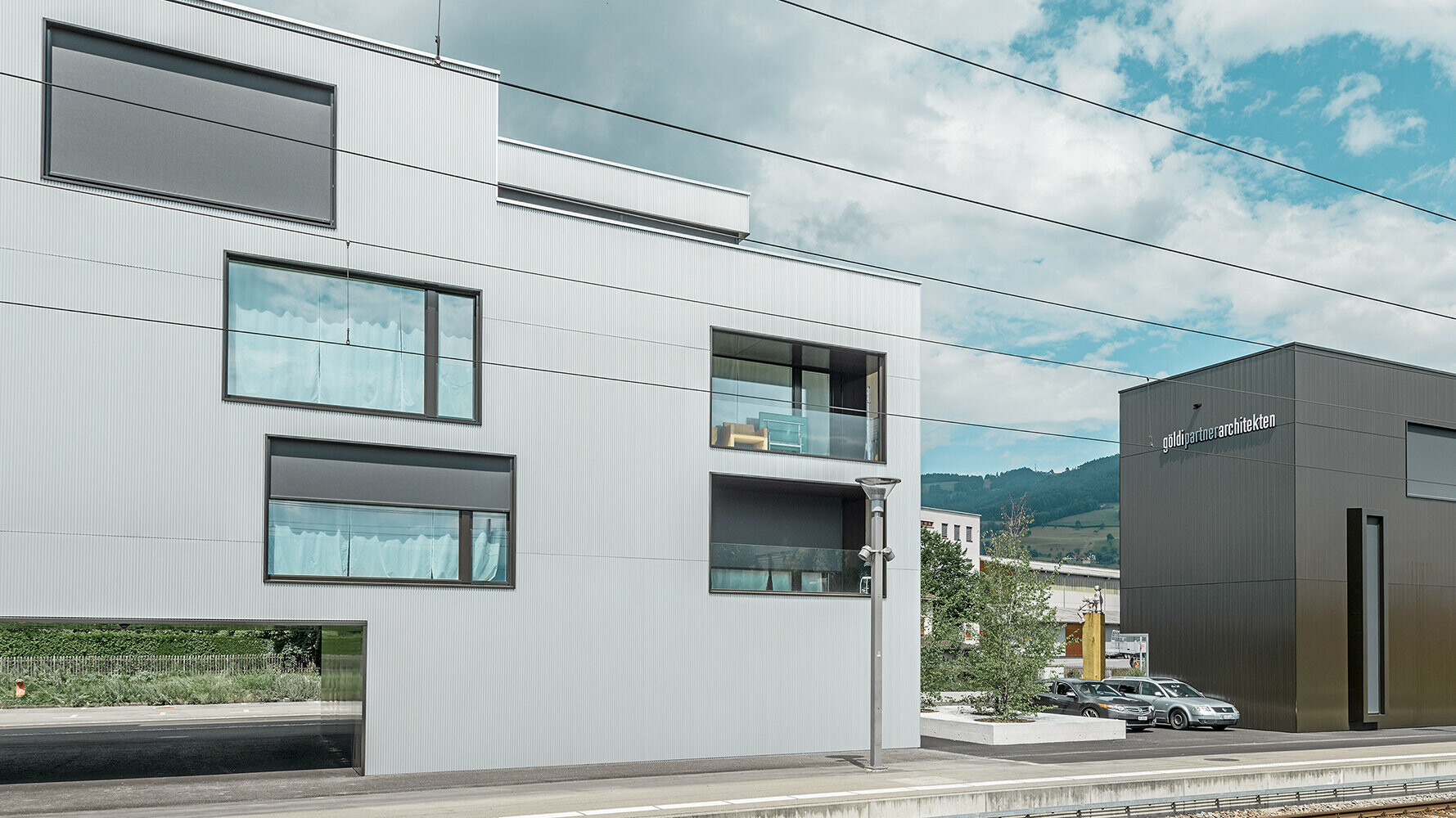 Obytná a kancelářská budova s PREFA zackenprofilem na fasádu