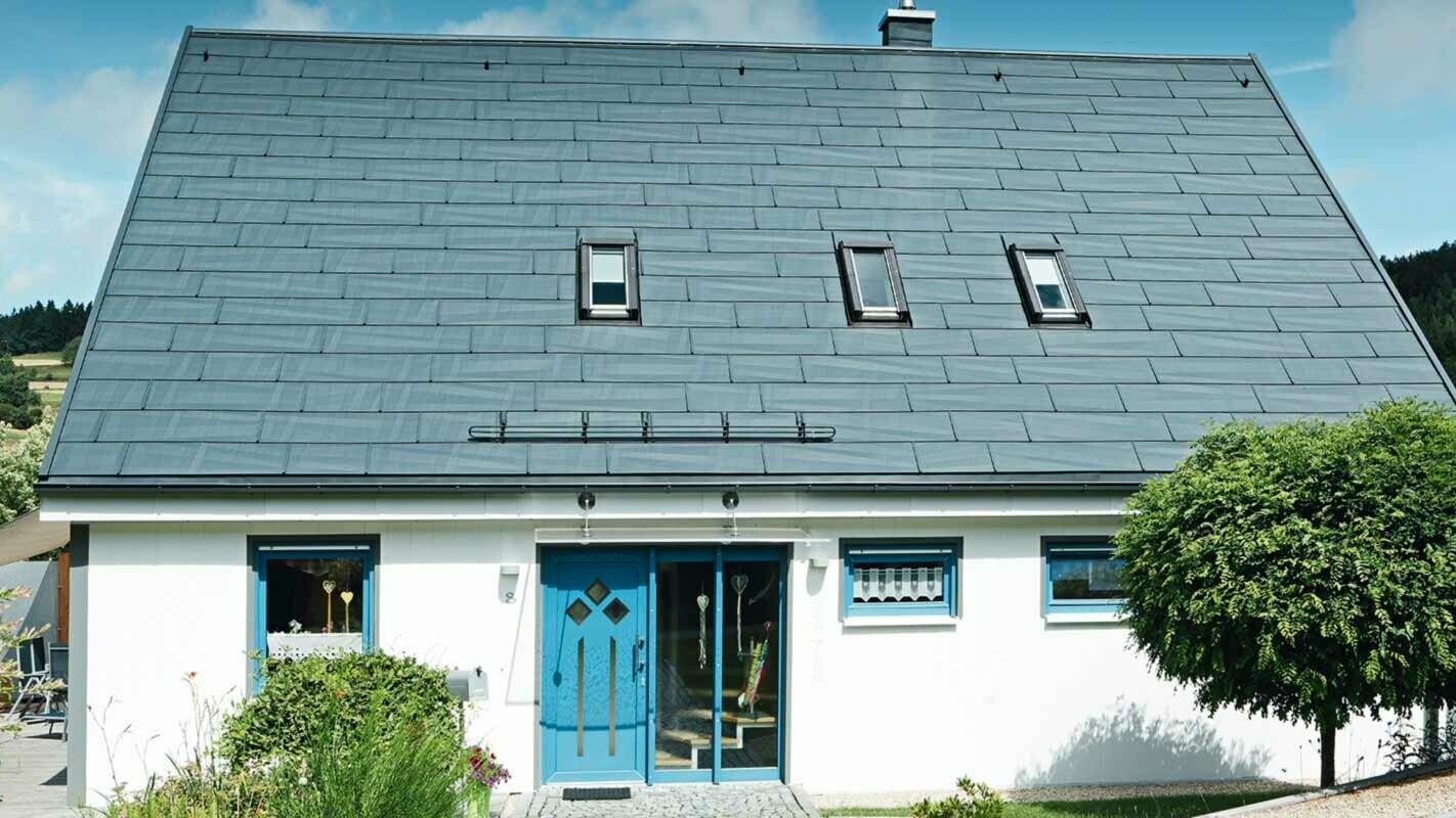 Sanace střechy za použití PREFA střešních panelů FX.12 v barvě antracitová P.10 