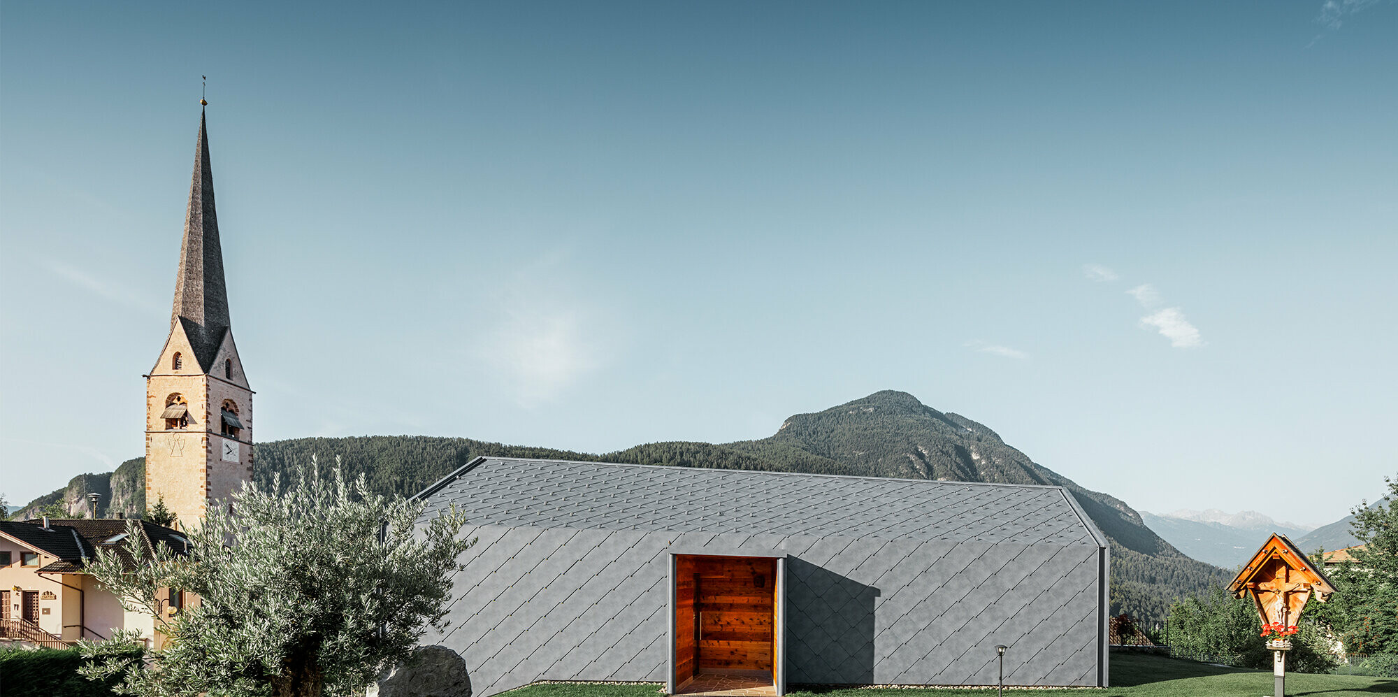 PREFA střešní a fasádní šablony 44 × 44 v optice přírodního kamene poskytují kreativitě neomezený prostor. 