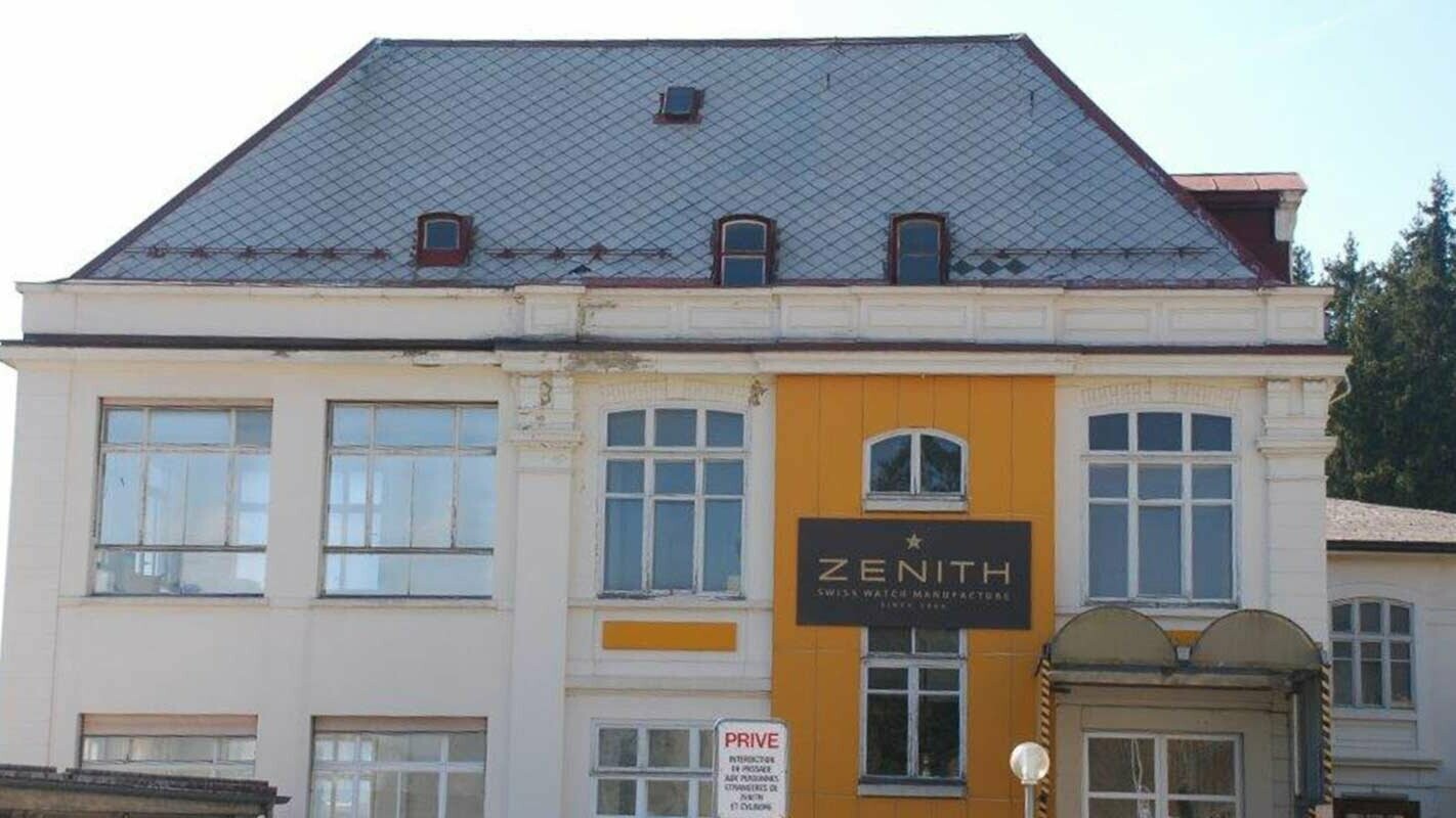 Průmyslový objekt před sanací střechy za použití PREFA falcovaných střešních tašek v barvě hnědá P.10 