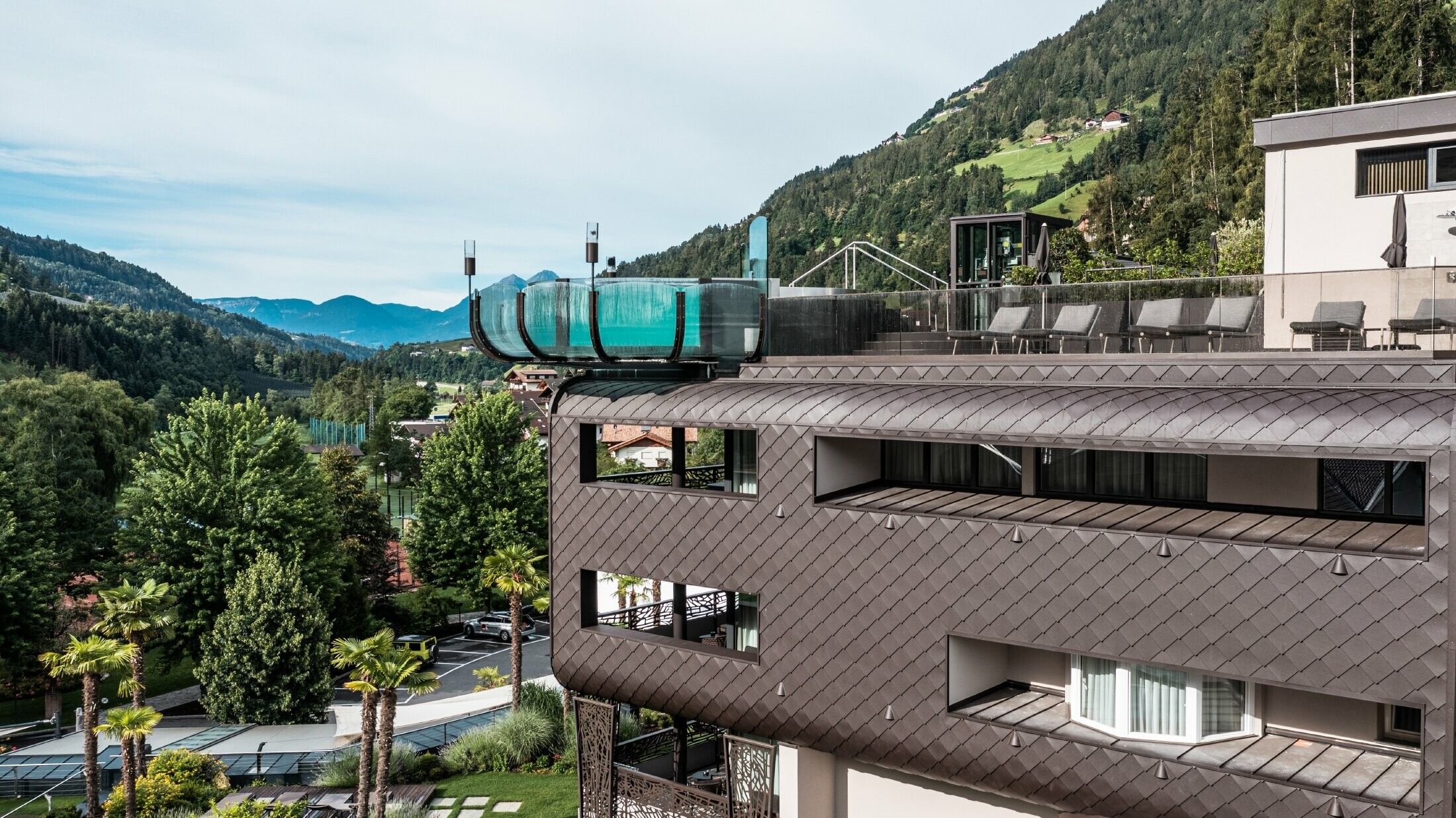 Kromě fasádních šindelů PREFA zaujme také impozantní bazén v hotelové části.