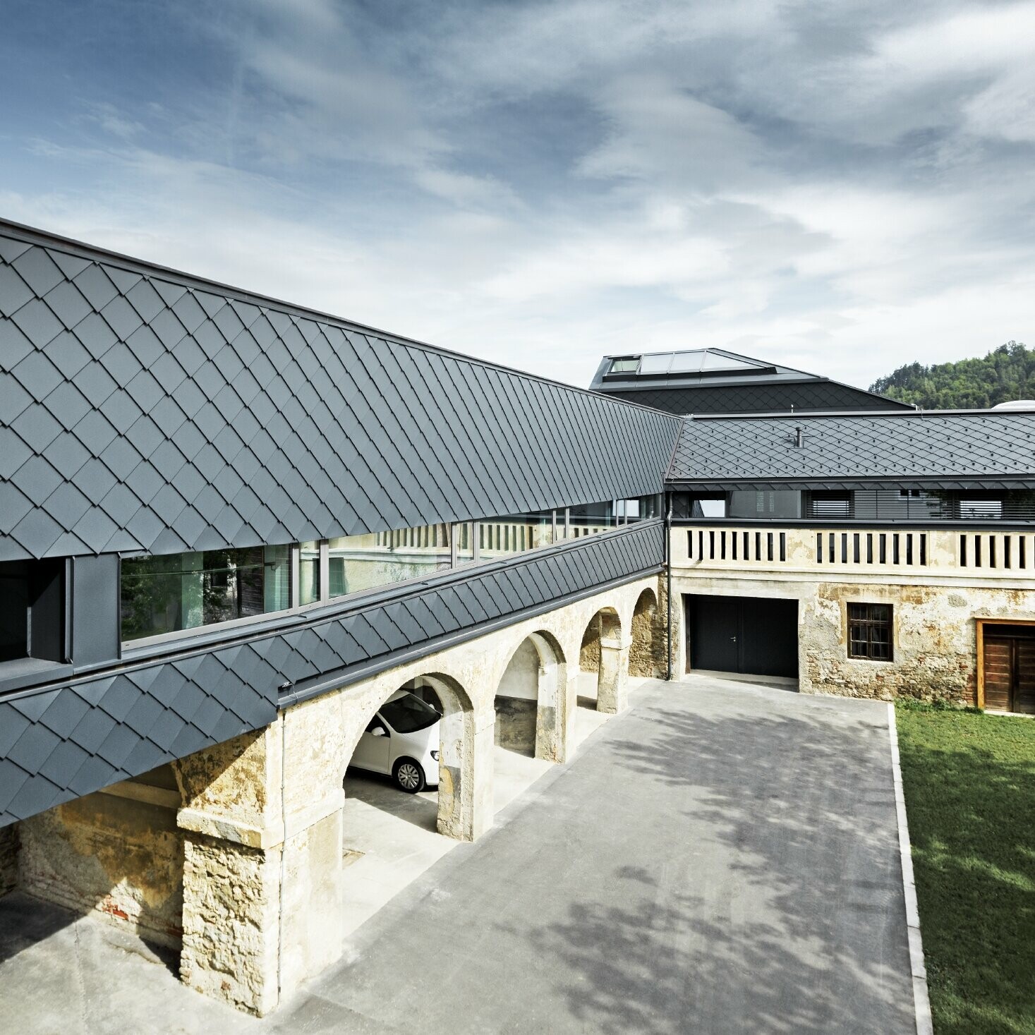 Budova chráněná jako památka byla v horním patře obložena PREFA fasádními šablonami 29 × 29 v antracitové barvě, takže staré struktury v přízemí dokonale ladí s novými šablonami.