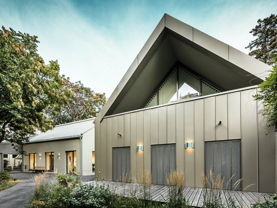 Čelní pohled na Studio Comploj ve Vídni s hliníkovou fasádou PREFALZ v barvě P.10 prefa bronzové. 