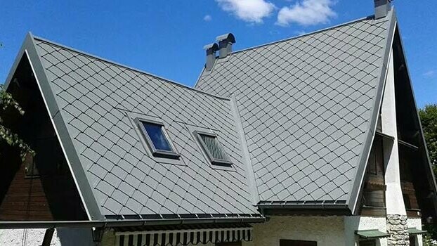 Strmá sedlová střecha pokrytá PREFA střešními šablonami.