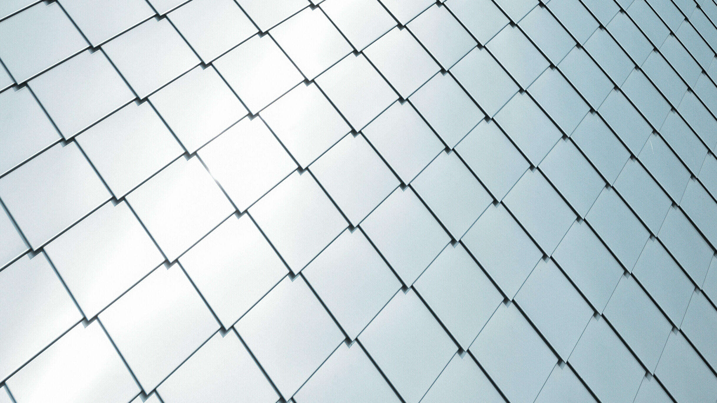 PREFA fasádní šablony 20 × 20 položené v ploše, detailní pohled v přírodním hliníku