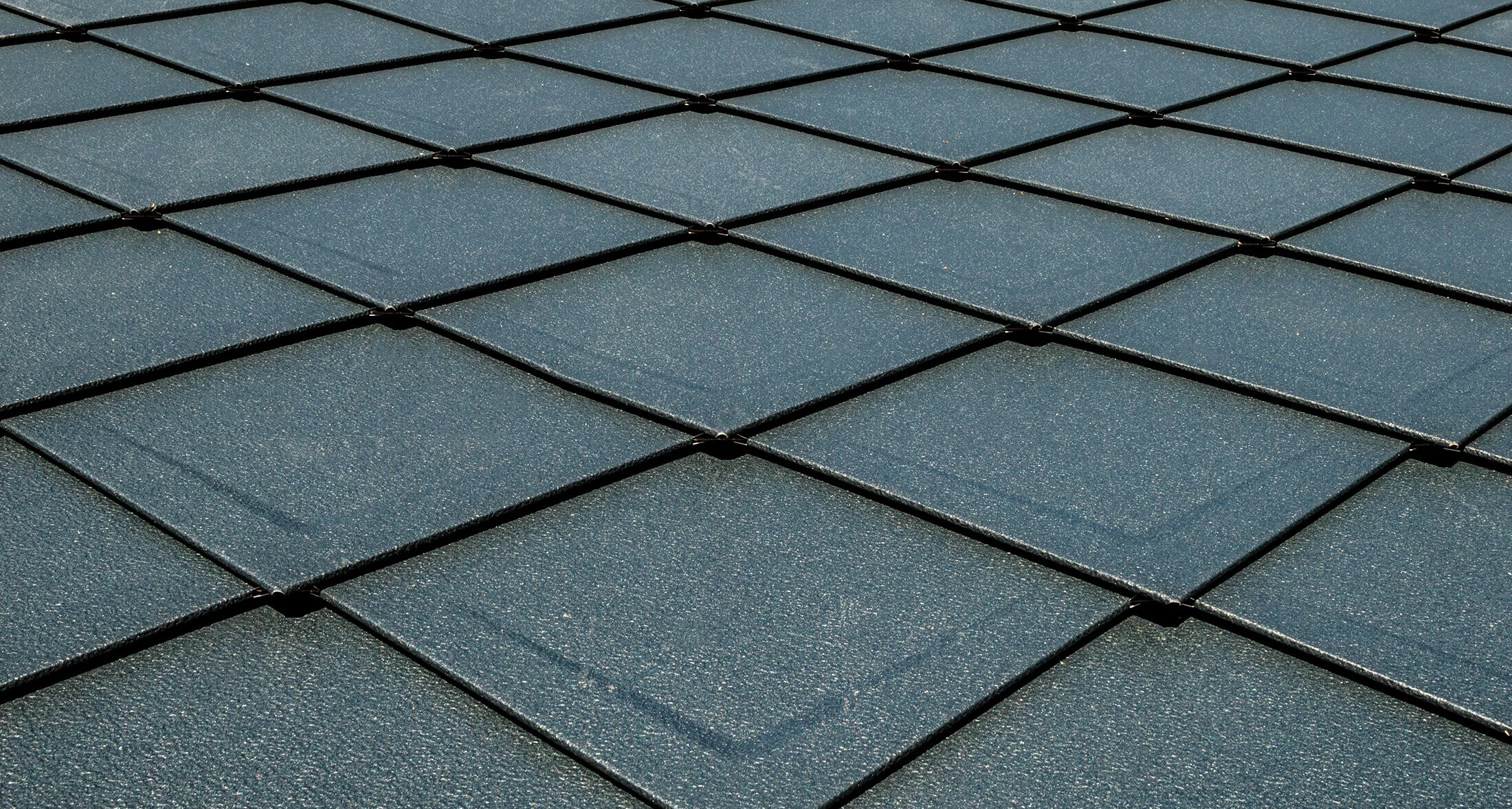 PREFA falcovaná šablona 29 × 29 v kvalitě P.10 antracitová se zesilujícím prolisem, střecha s elegantním šupinový vzhledem.