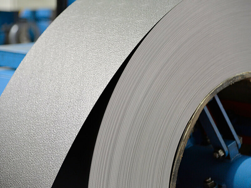 Navinutá hliníková role se strukturovaným povrchem stucco, barevný hliníkový pás v hnědé barvě