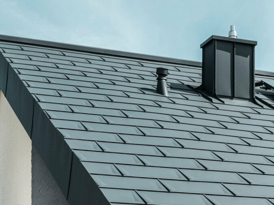 Ukázka přesné pokládky střešního panel R.16 v barvě antracitové barvě.