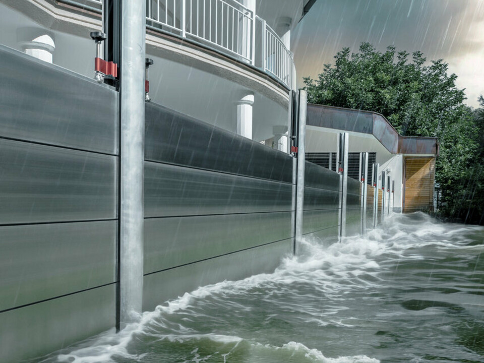 Detailní záběr na protipovodňovou ochranu PREFA z hliníku, která vždy odolá povodním a chrání rodinný dům v pozadí.