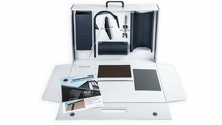 offener weißer Musterkoffer mit Mustern von PREFA Produkten;