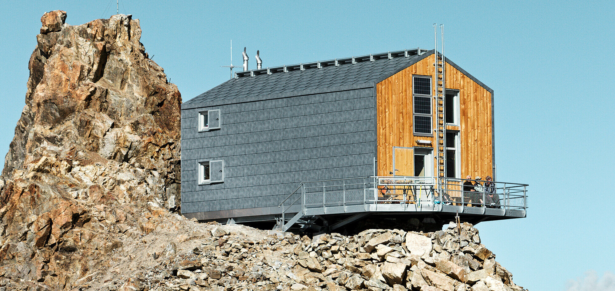 Nedávno rekonstruovaná chata Refuge de L´Aigle se střešními a fasádními panely PREFA FX.12 v barvě P.10 břidlicová.