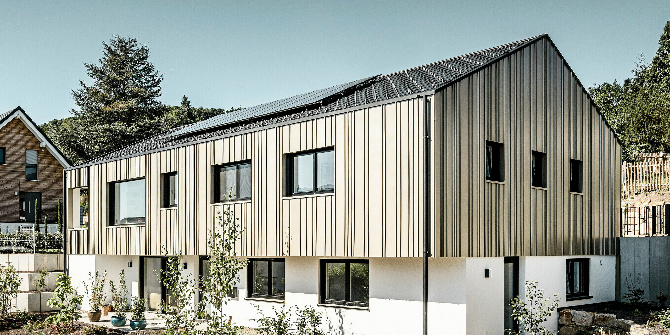 Boční pohled na novostavbu rodinného domu s produkty PREFA