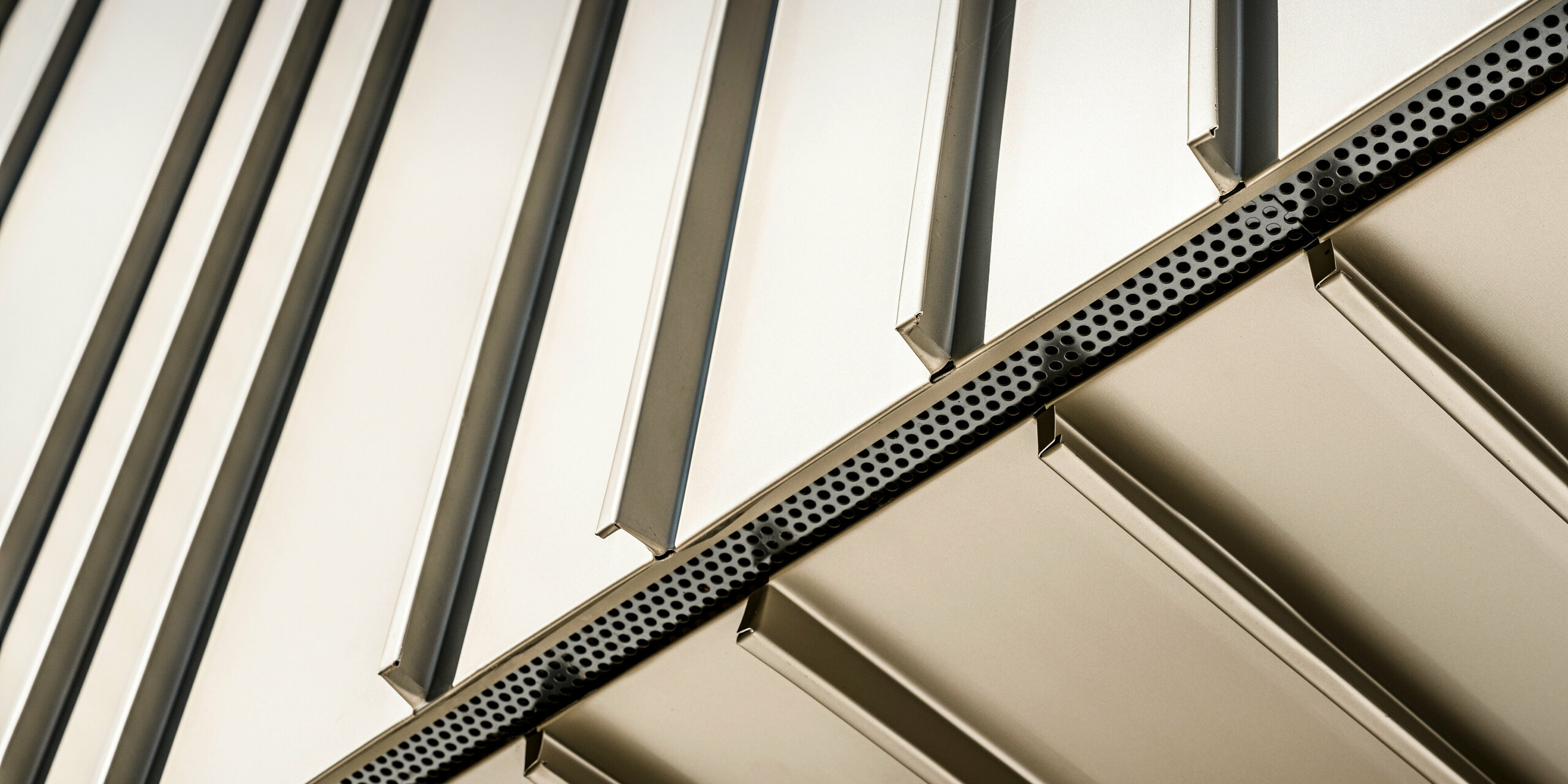 Detail zpracování drážkové krytiny s ochranou mřížkou proti ptákům