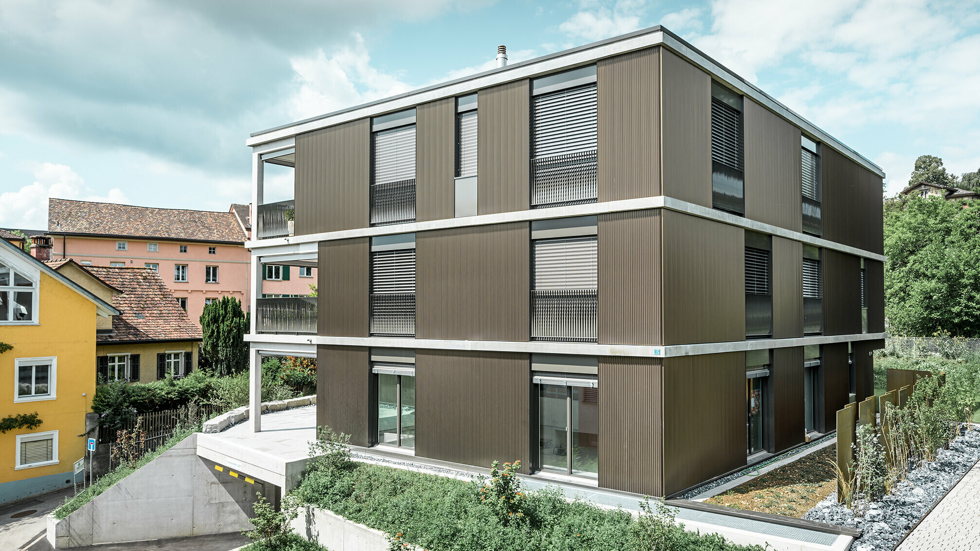 Odstín lisovaného pilového Zackenprofilu PREFA mění během dne barvu