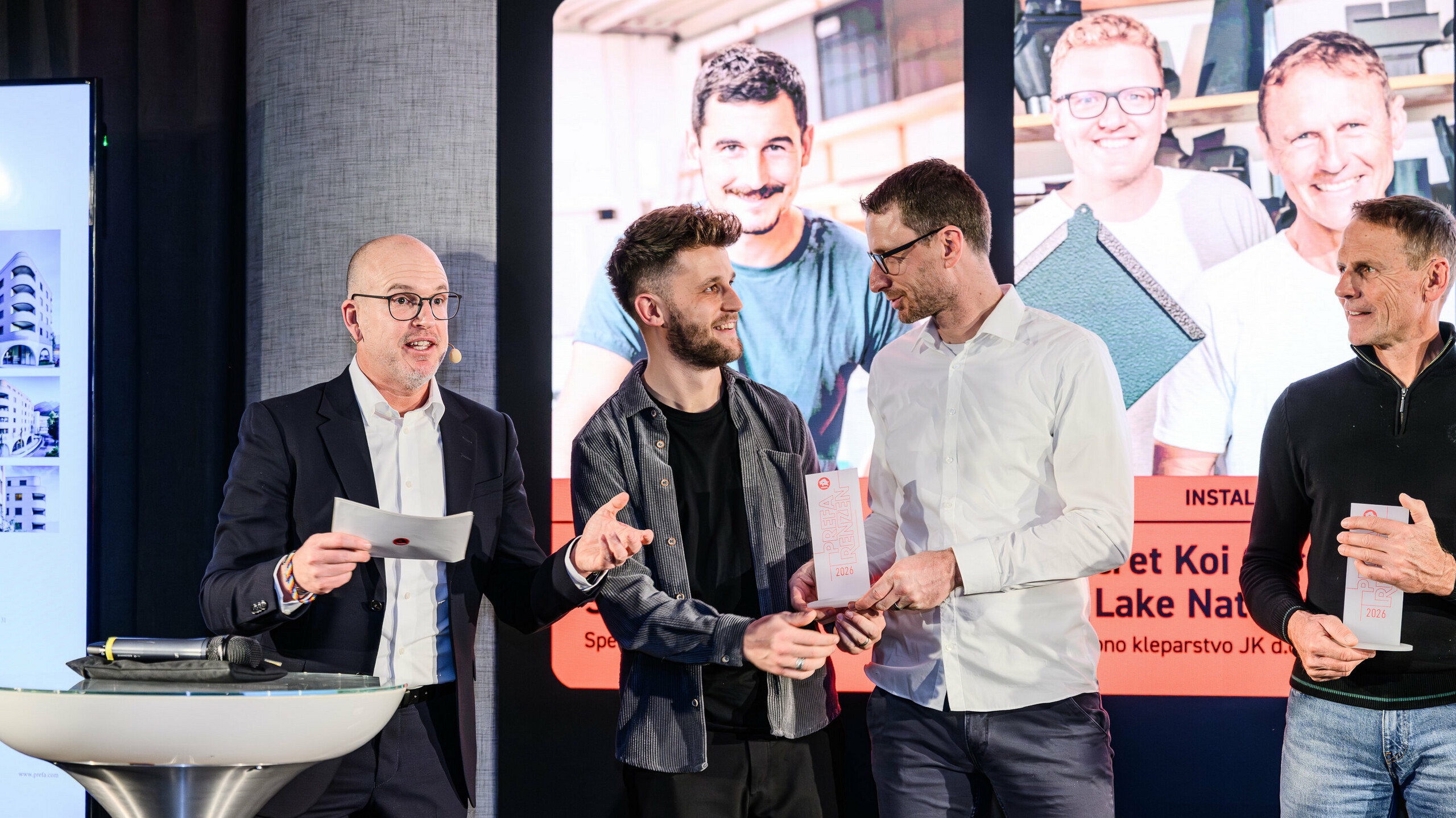 Vrcholem prezentace veletrhu PREFARENZEN 2026 na výstavišti k47.wien bylo ocenění vítězů za jejich kreativní a technicky působivé projekty s hliníkovými výrobky PREFA. Cena představuje inovaci, řemeslné zpracování a architektonickou dokonalost. Akce ukázala, jak PREFA inspiruje a získává uznání pro všechny, kteří se s vášní, kvalitou a designem snaží nastavovat nová měřítka v architektuře.