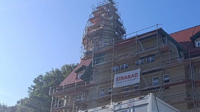 Objekt s lešením v průběhu rekonstrukce střešního pláště s PREFA