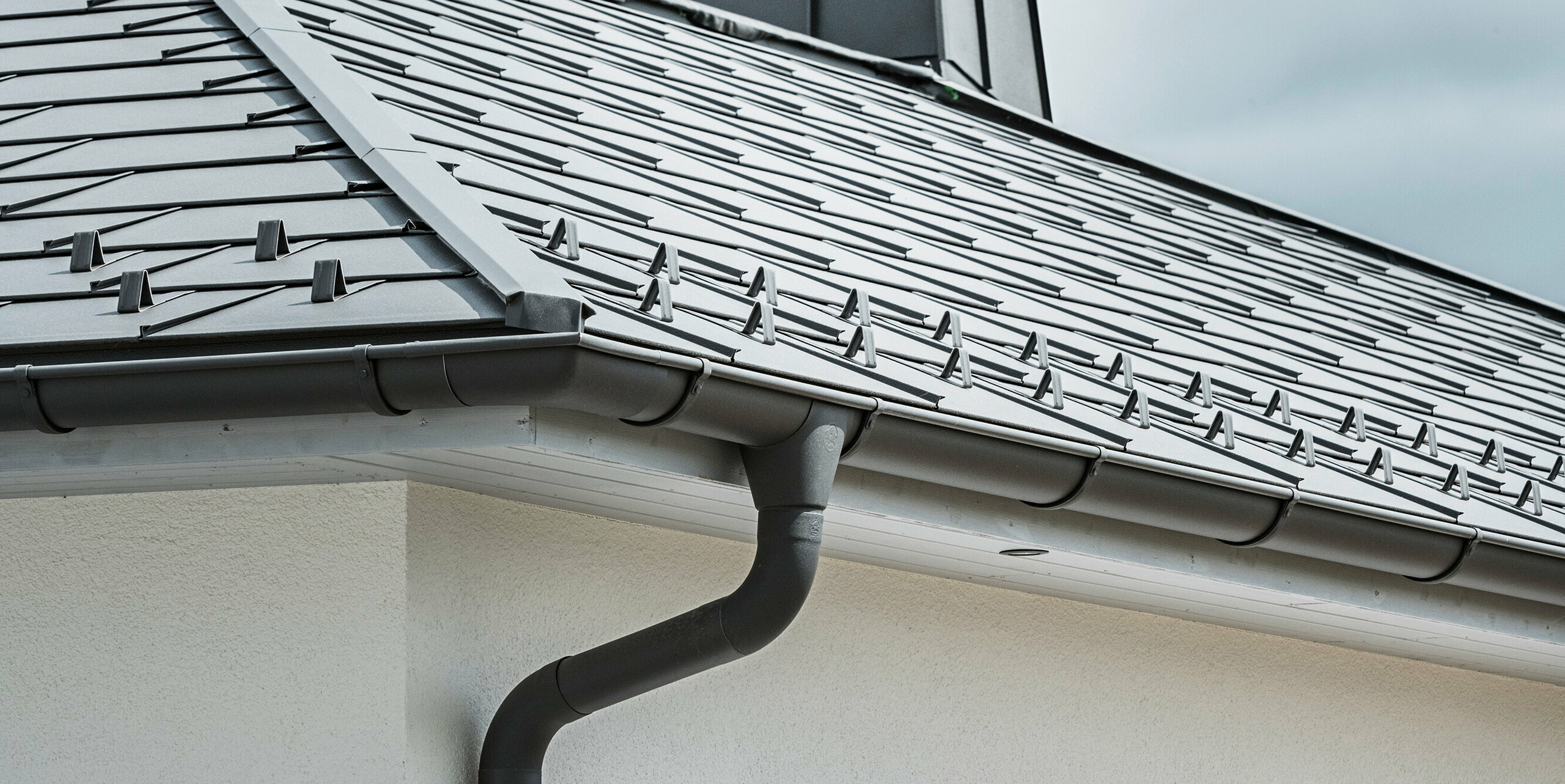 Detail oplechování komínu plechem PREFALZ a nalepeným býkem PREFA