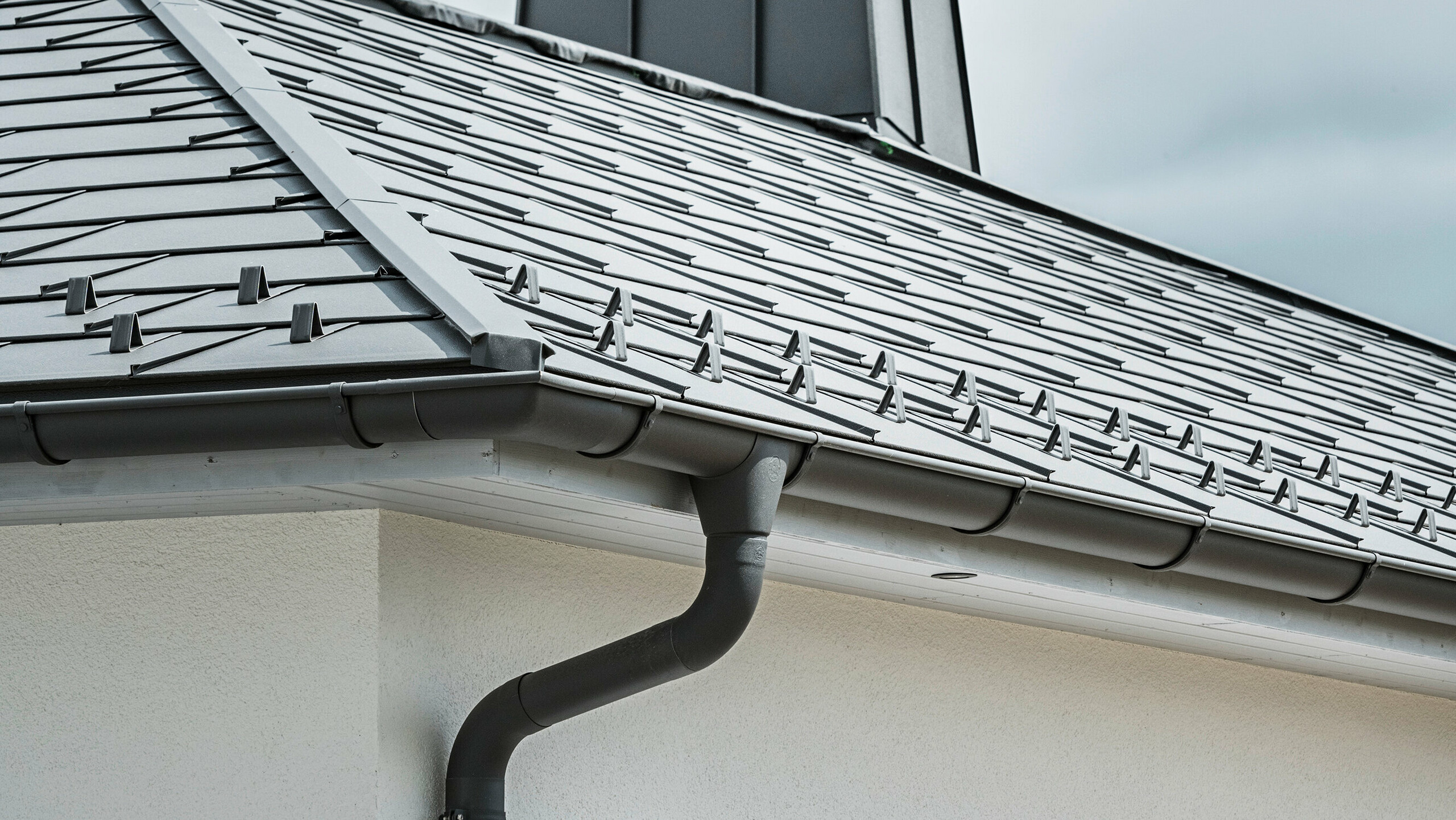 Detail oplechování komínu plechem PREFALZ a nalepeným býkem PREFA