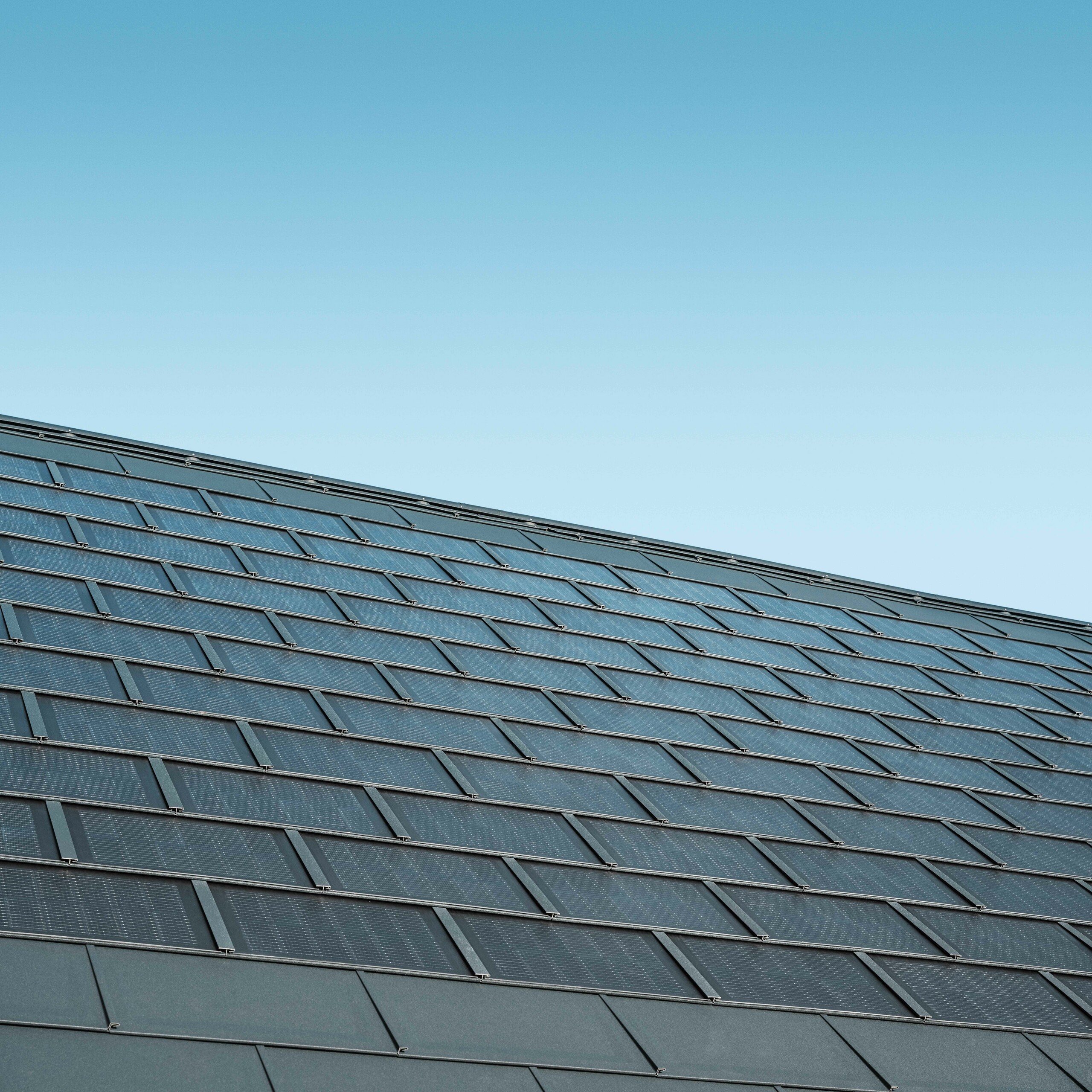 Aufnahme einer verlegten Fläche mit der Solardachplatte in Anthrazit kombiniert mit der Dachplatte R.16