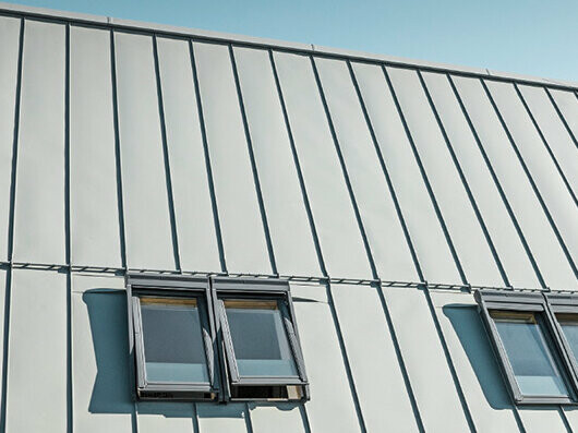 Falcovaná střecha Prefalz v provedení P.10 zinkově šedá se střešními okny