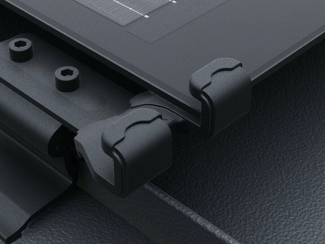 Detail solárního panelu PREFALZ s pojistkou proti posunu panelu v černé barvě. Solární panely jsou namontovány na střešním systému PREFALZ přímo na drážkách. 