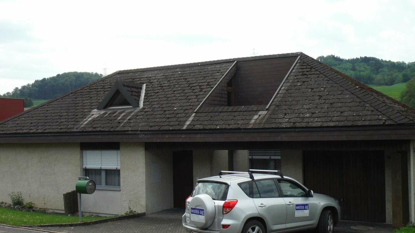 Stav před sanací střechy s gotickým vikýřem za použití PREFA falcovaných střešních tašek. 