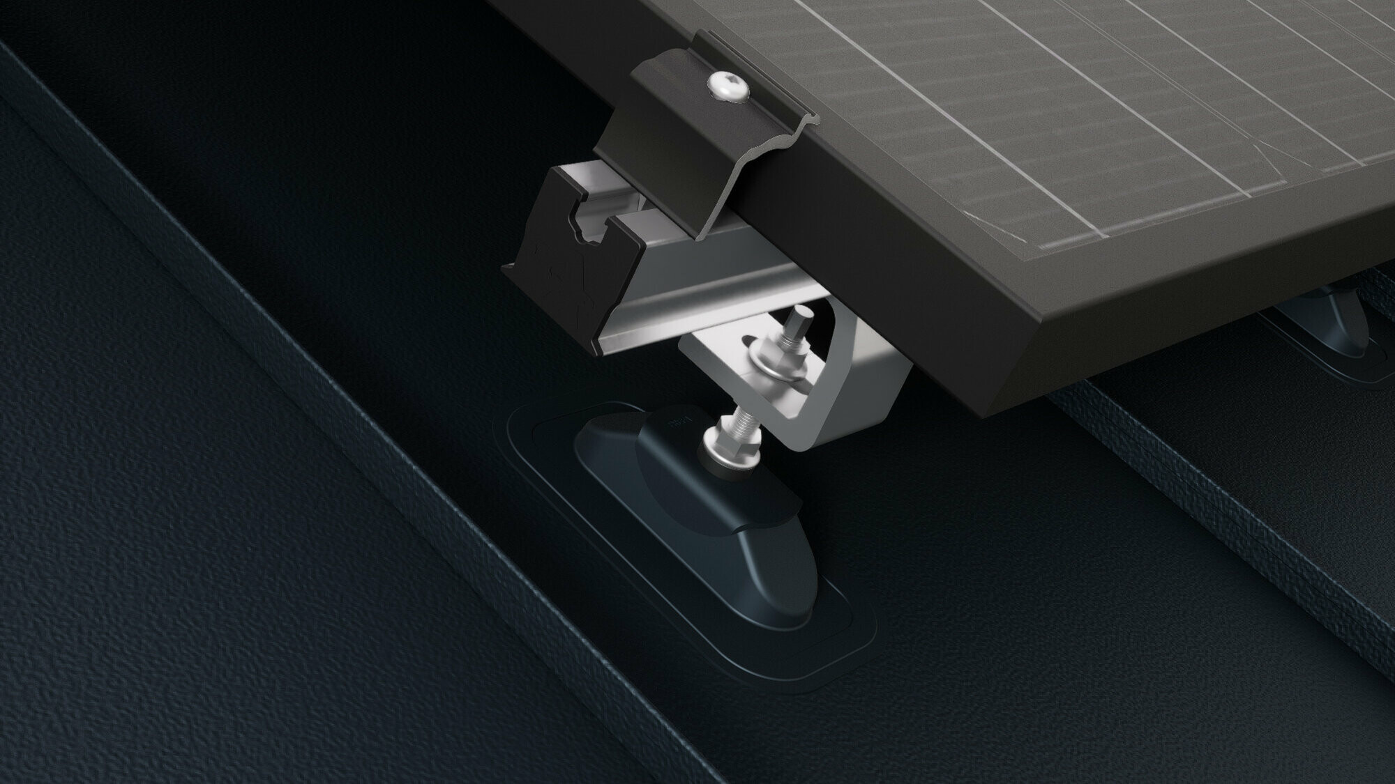 Detailní pohled na držák solárního panelu PREVARIO Sunny namontovaný na střeše PREFALZ, která nese profilovou lištu. Solární panel byl na profilovou lištu upevněn koncovou příchytkou PREVARIO.