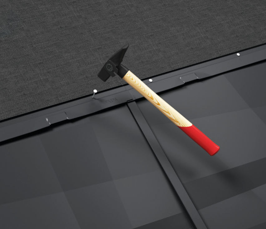 PREFA střešní panel FX.12 se ke spodní konstrukci připevní hřebíky pomocí integrované upevňovací lišty.