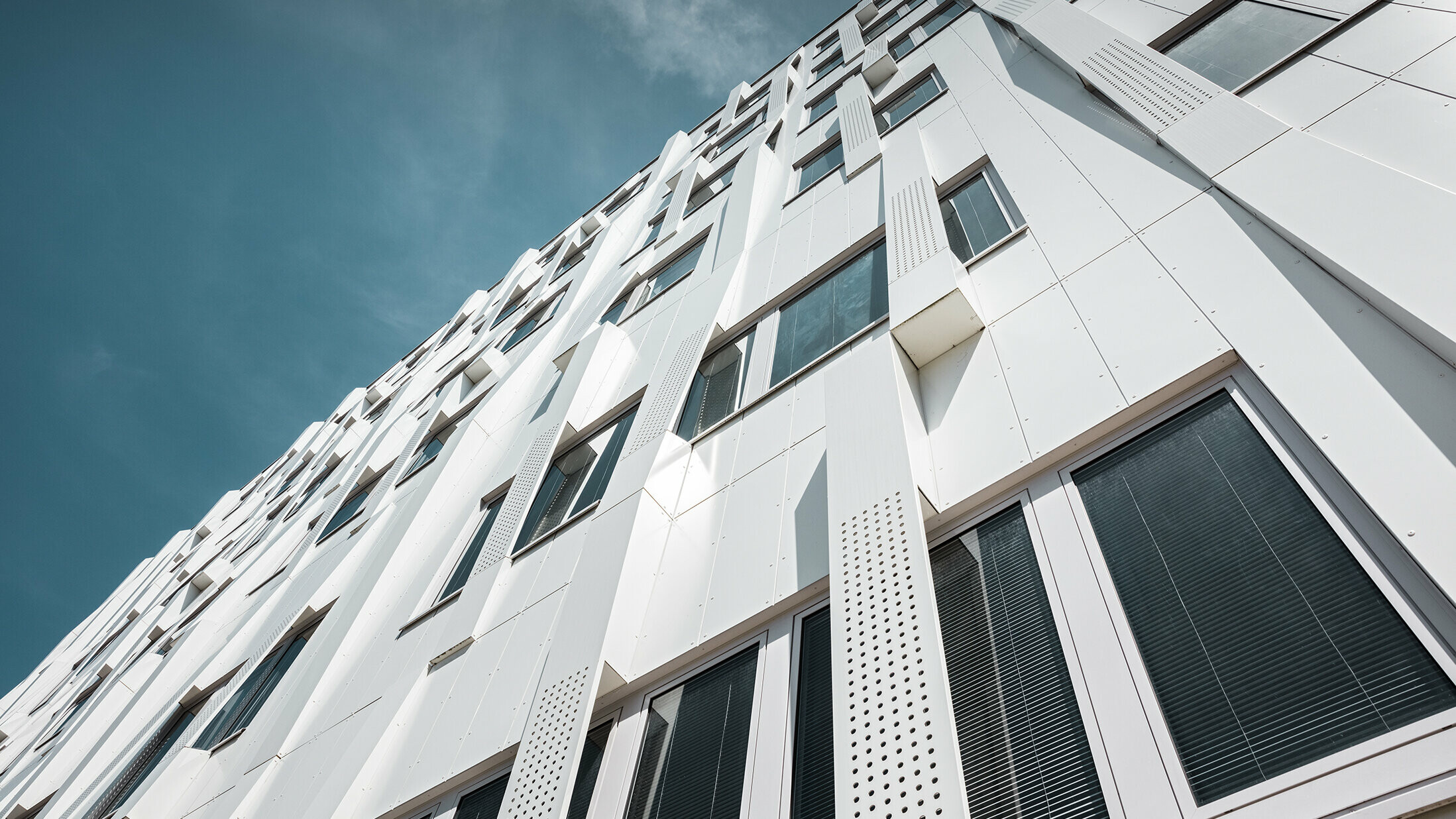 Fakultní nemocnice v St. Pölten v Rakousku s deskami PREFABOND v čistě bílé barvě