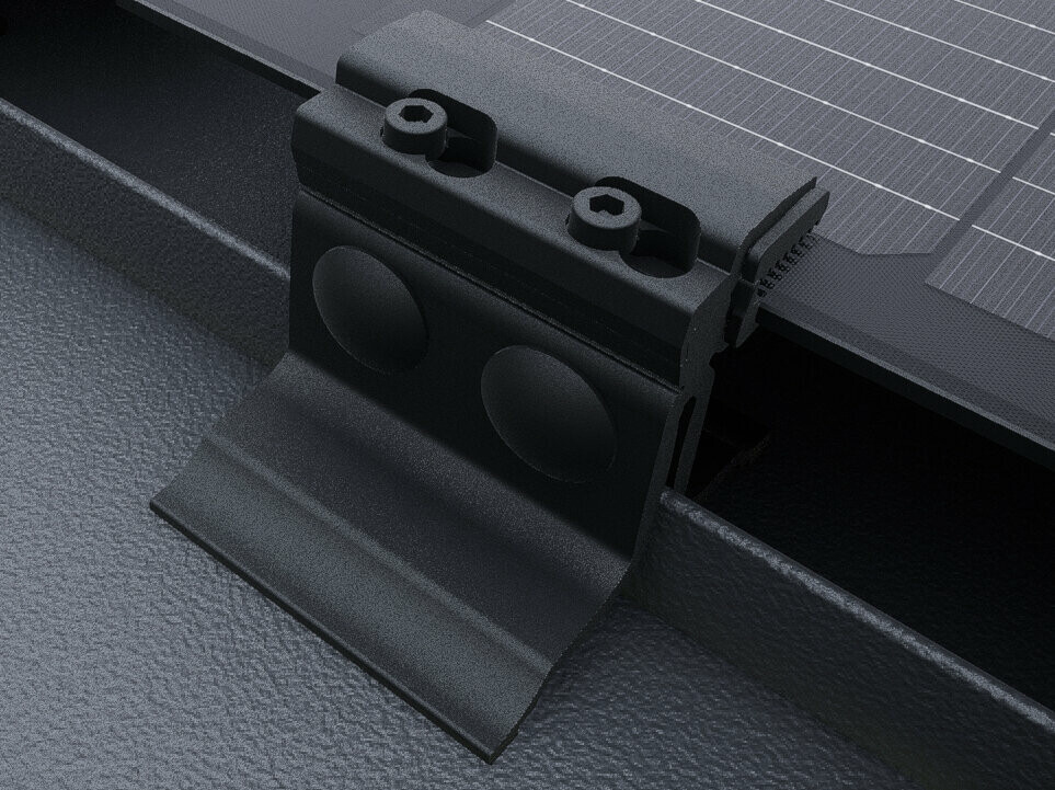 Detailní pohled na solární panelu PREFALZ s koncovými příchytkami v černé barvě.  Solární panel jsou namontovány na střešním systému PREFALZ přímo na drážkách. 
