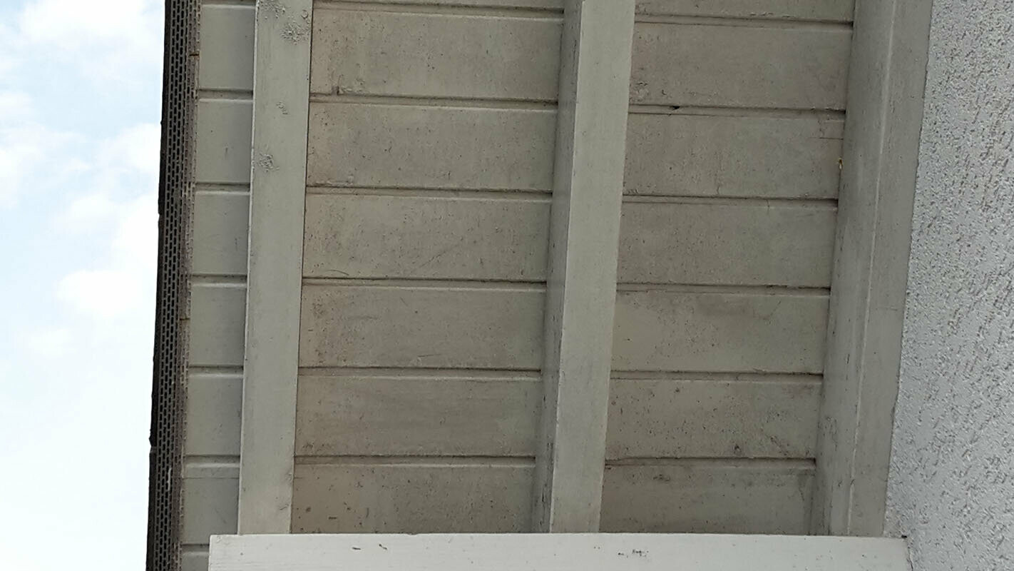 Střešní přesah před sanací za použití PREFA Sidings, bílý střešní podhled 