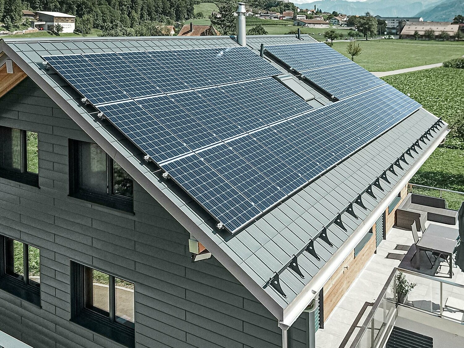 Fotovoltaické zařízení bezpečně přimontované na PREFA střechu pomocí držáků solárních modulů a profilových lišt.   