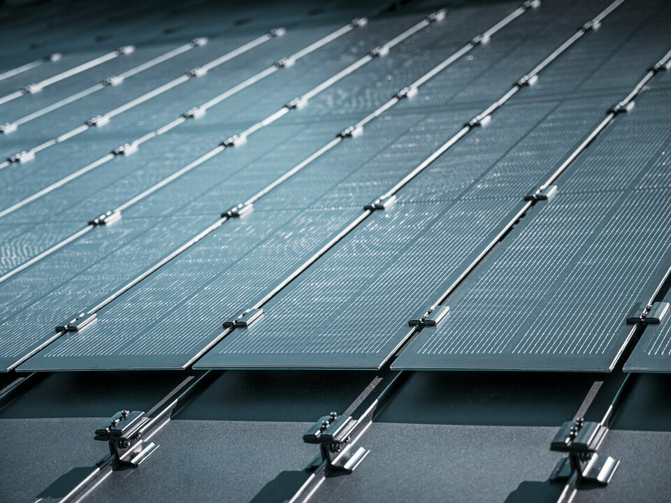 Detailní pohled na montáž solárních modulů Prefalz na střechu v Meschede