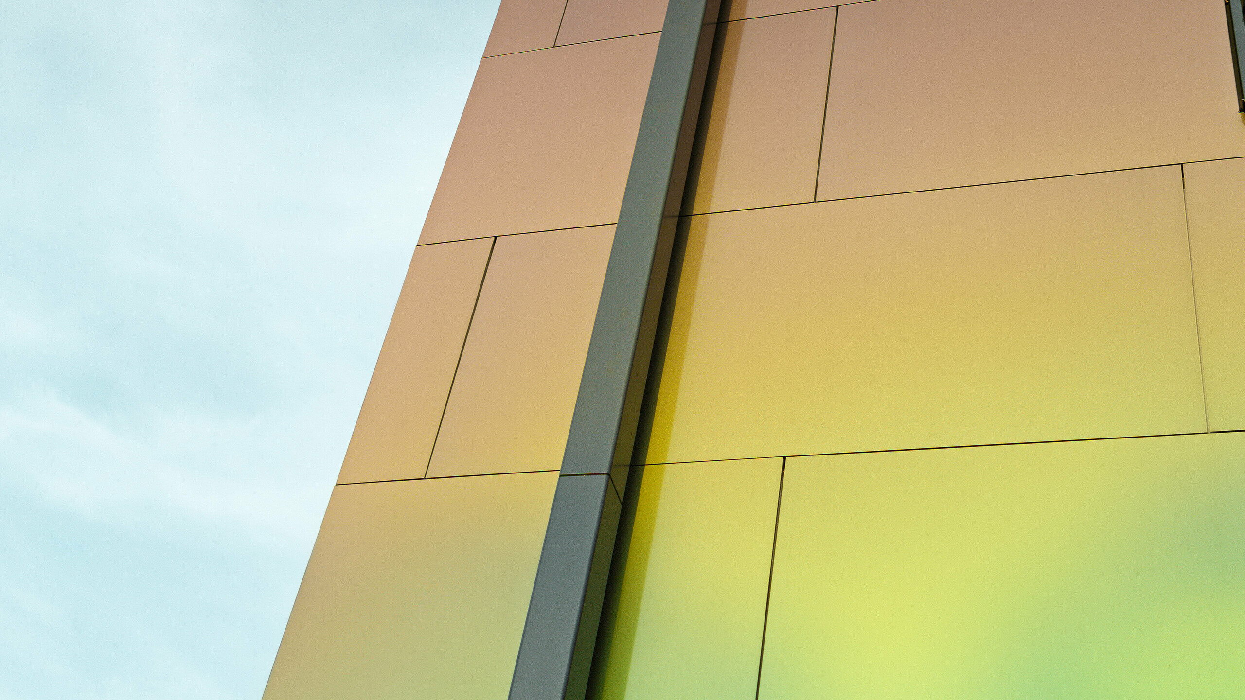 Roh moderního rodinného domu s moderními PREFA svody pro odvodnění ploché střechy. Fasáda je obložena hliníkovými kompozitními deskami v zářivé barvě „spring lake“.