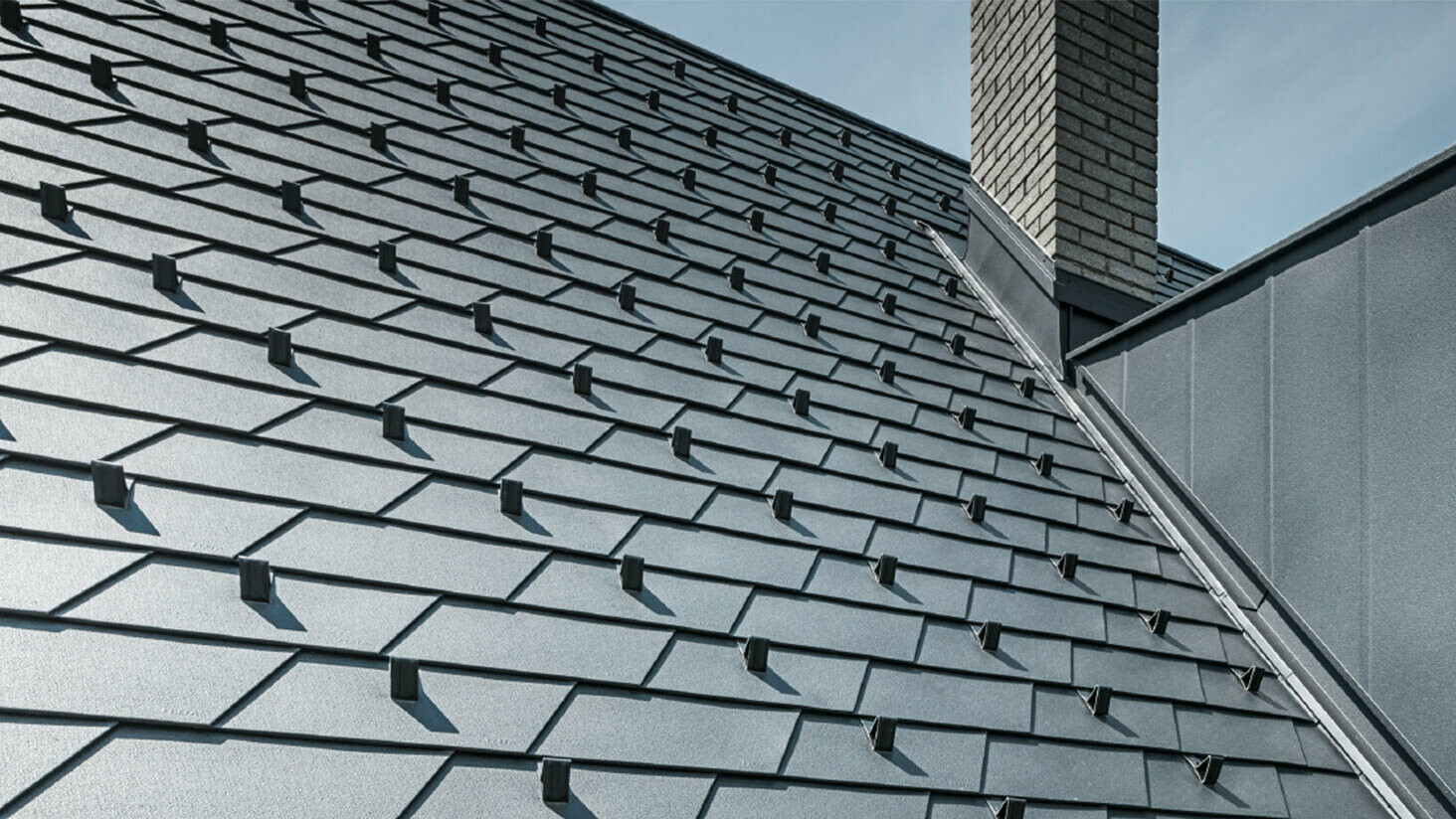 Rekonstrukce střechy s PREFA falcovaným šindelem v barvě P.10 černé včetně sněhových háků a vikýře, porytá hliníkovými prvky PREFA