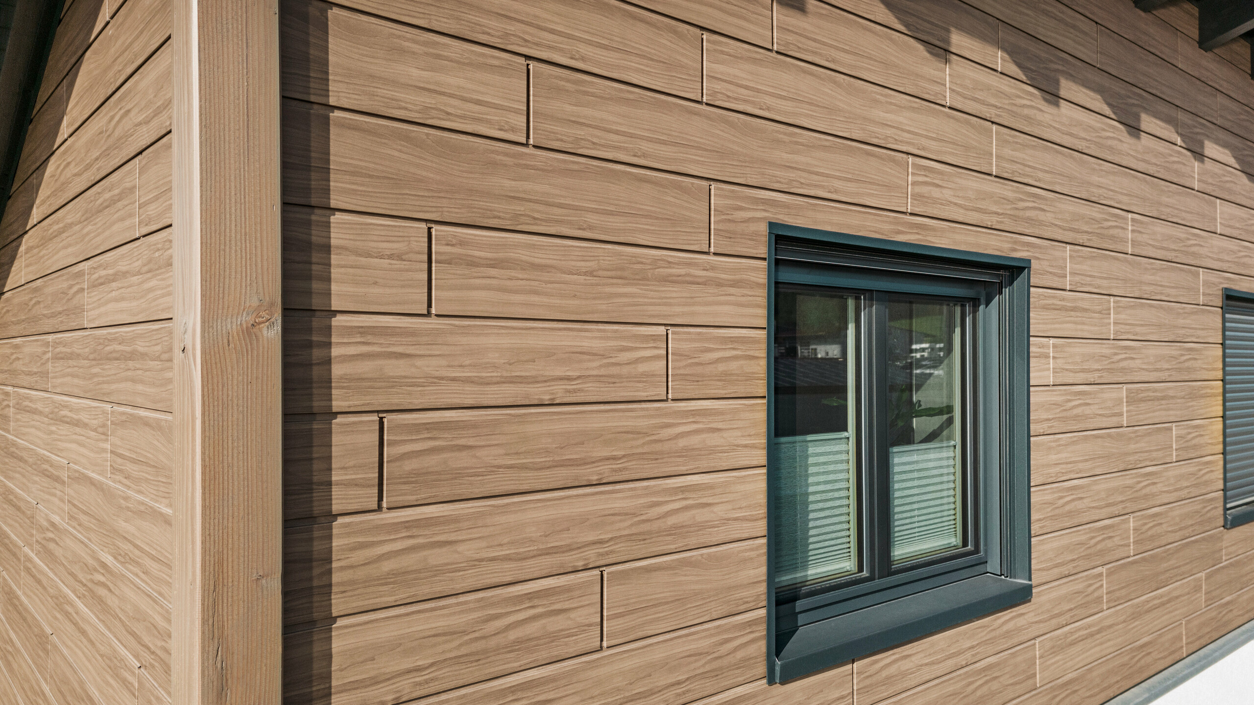 Pohled zblízka na Siding v barvě ořech tmavý v ploše