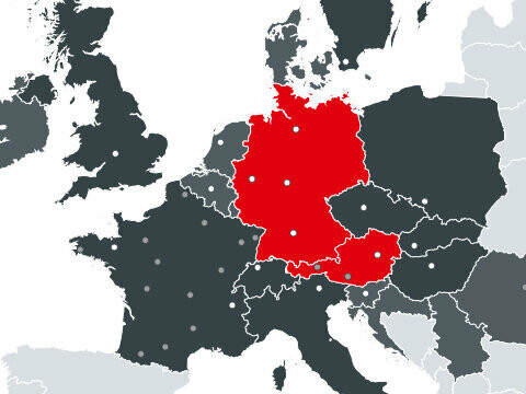 Mapa všech evropských zemí, ve kterých PREFA působí, s červeně vyznačenými dvěma výrobními závody v Rakousku a Německu.