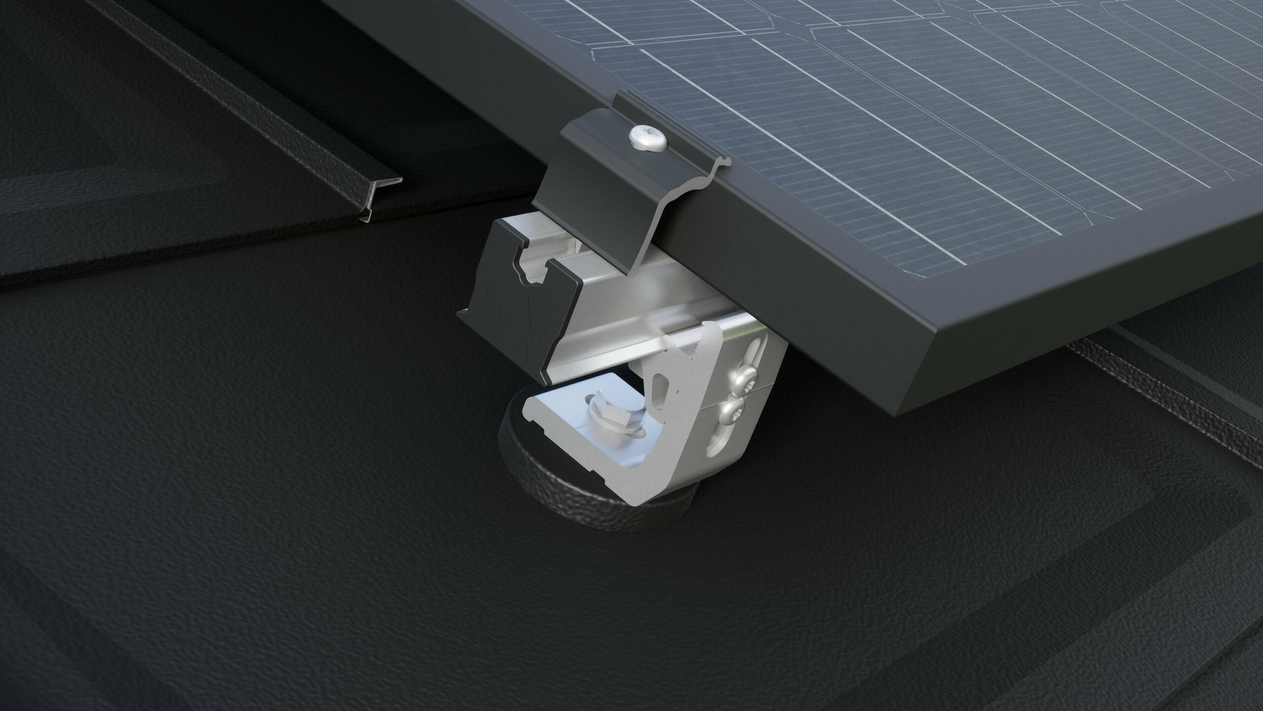 Detailní pohled na držák solárního panelu PREVARIO 3.S namontovaný na tmavé střeše PREFA, která nese profilovou lištu. Solární panel byl na profilovou lištu upevněn koncovou příchytkou PREVARIO.