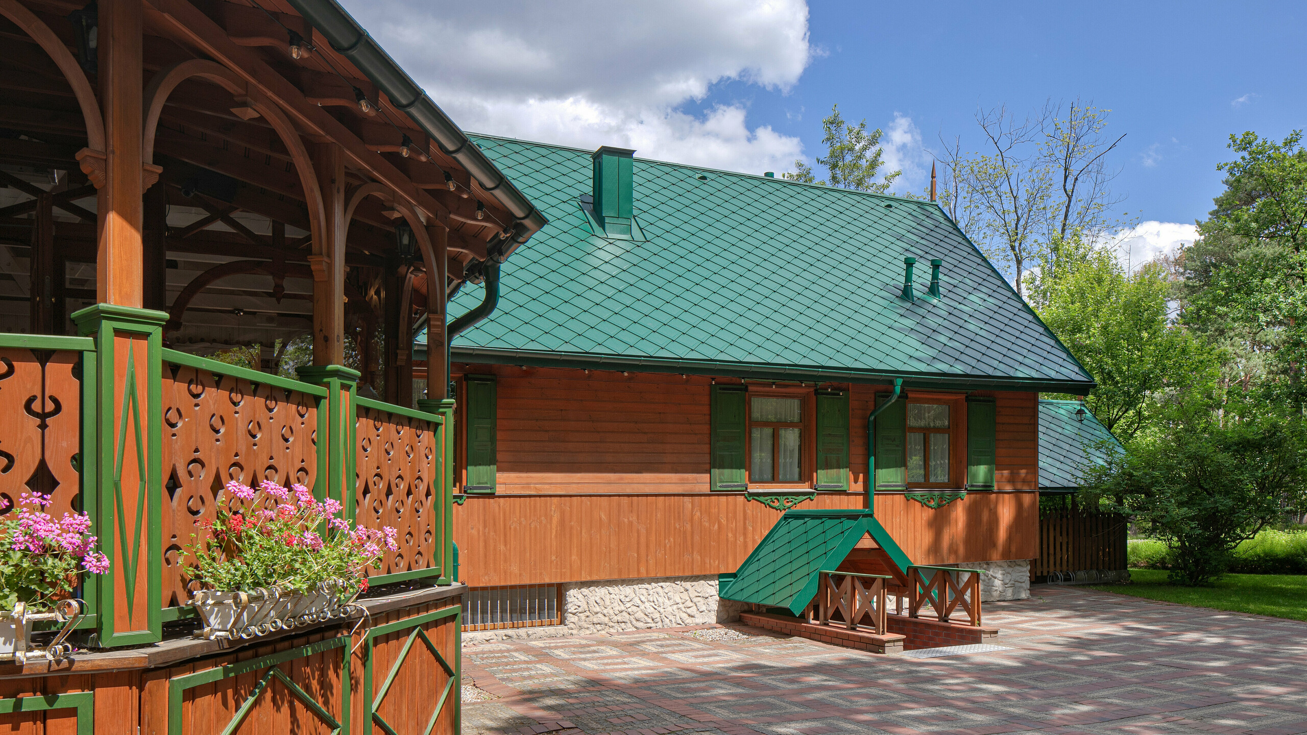 Cukiernia Sosenka s PREFA falcovanou šablonou, kruhovým svodem a půlkulatým žlabem v barvě mechově zelené