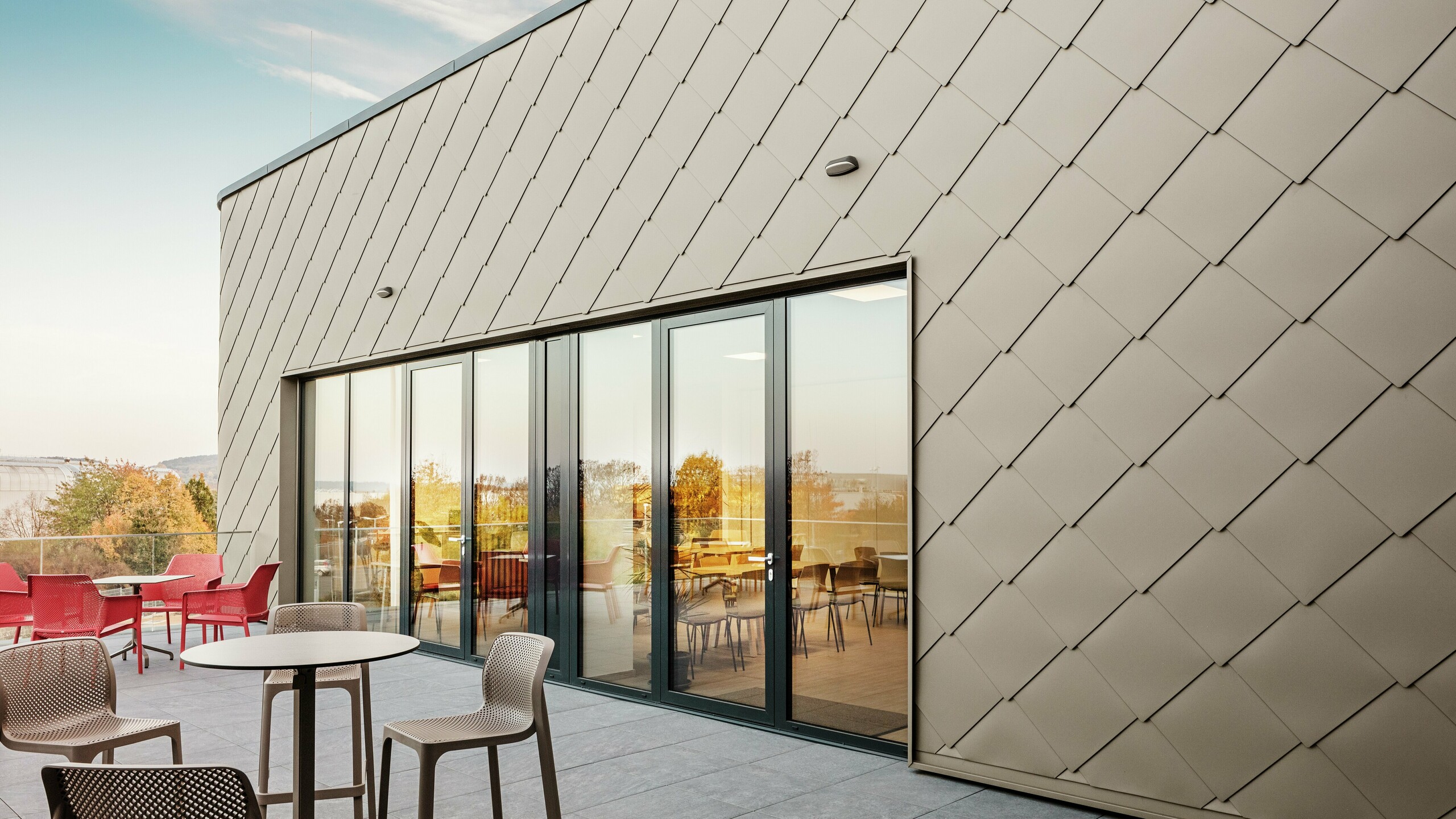 Pro opláštění nového sídla společnosti PREFA v Maďarsku byly použity fasádní šablony v barvě P.10 prefa bronzové