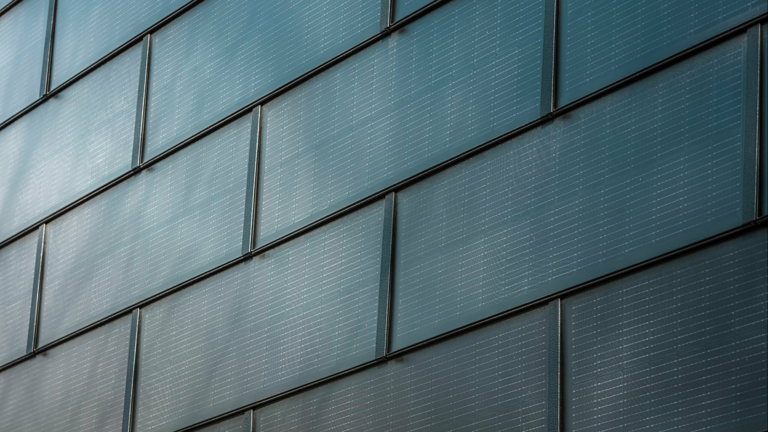 Detailní záběr PREFA integrovaného solárního panelu SDP, který byl namontován na fasádu.