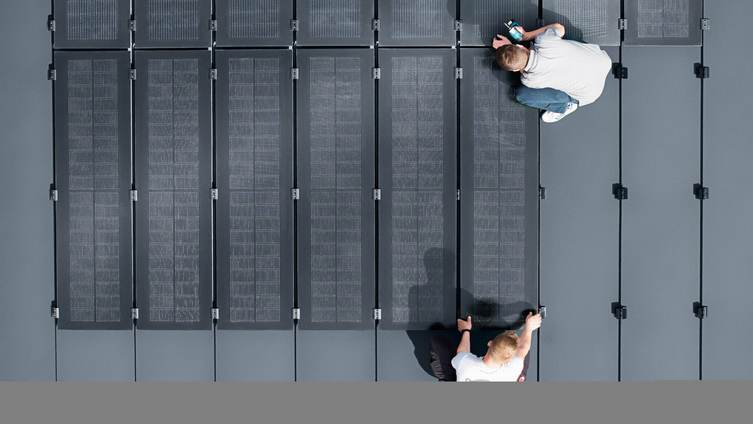 Luftaufnahme der PREFALZ-Solarmodule, die auf dem PREFALZ-Dach installiert werden.