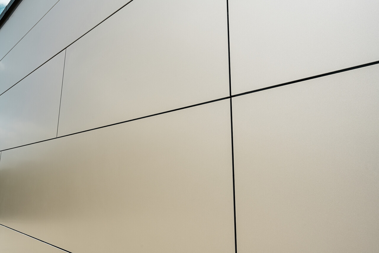 PREFABOND Aluminium Verbundplatte mit Fugen in Bronze