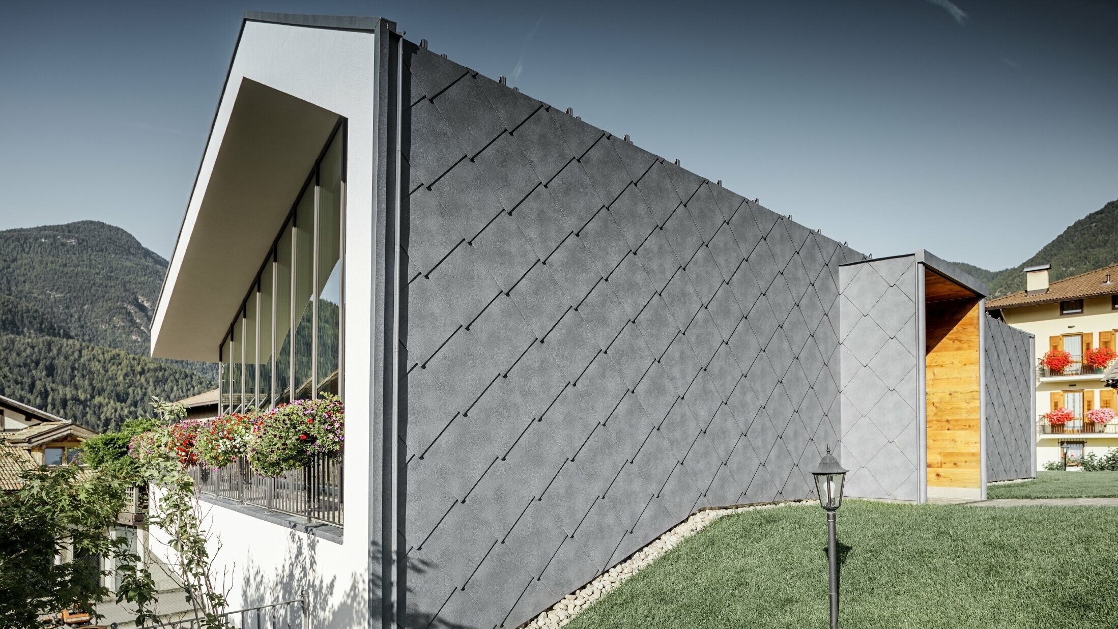 Moderní kadeřnictví v Livu se střechou a fasádními šablonami 44 v břidlicové barvě od PREFA