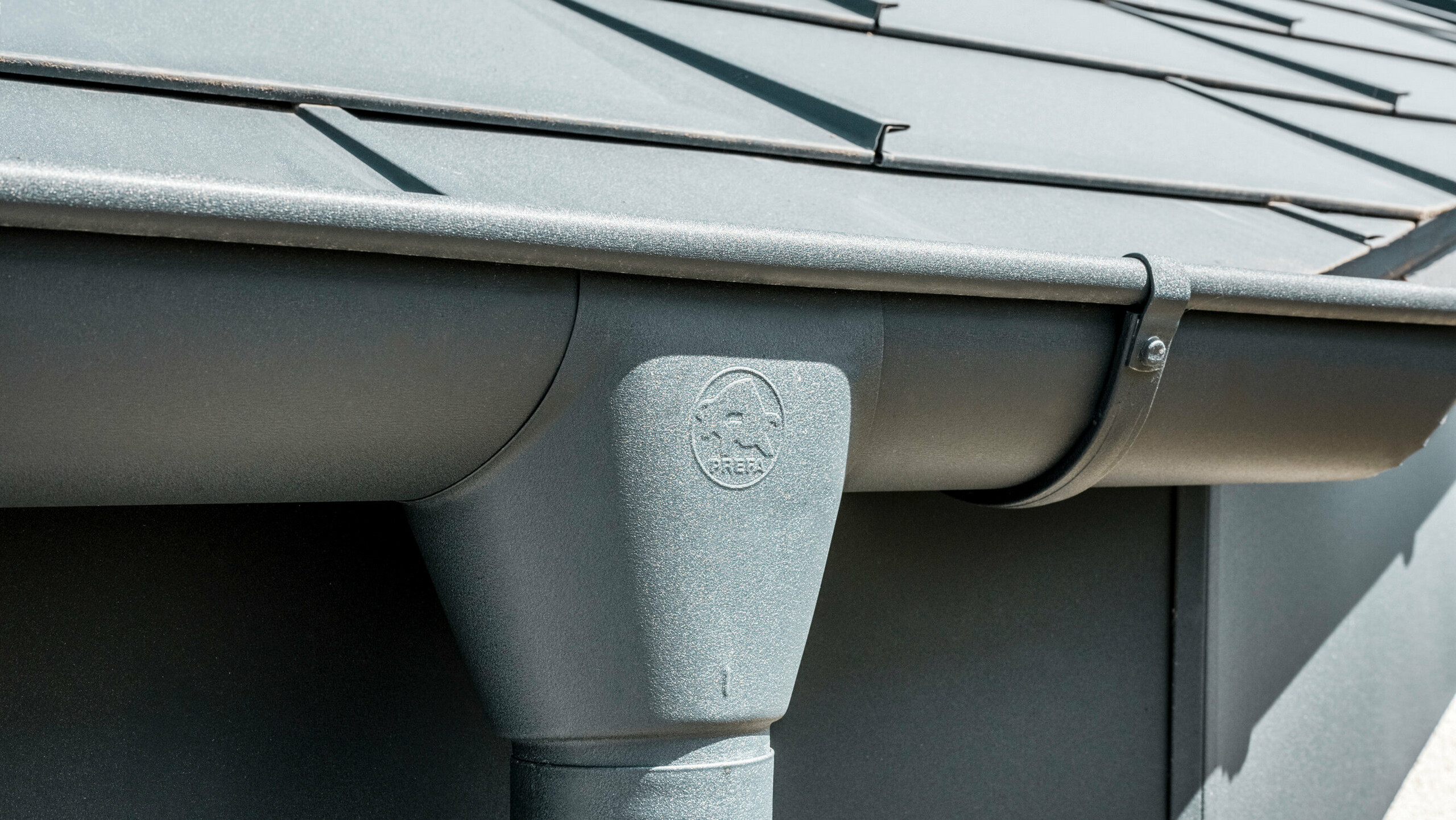 Odvodňovací systém v barvě P.10 antracitové