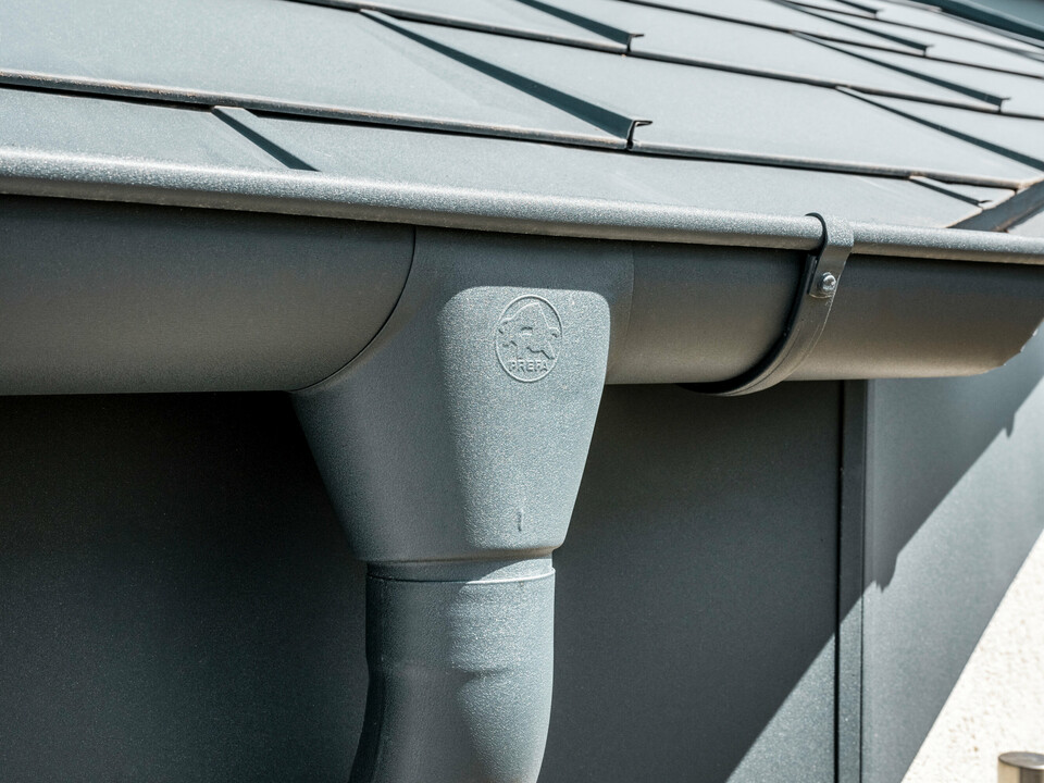 Odvodňovací systém v barvě P.10 antracitové